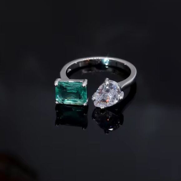 ✨ 🆕 ✨ Elegant EMERALD GREEN Multi Gemstone Ring✨ - Picture 1 of 13